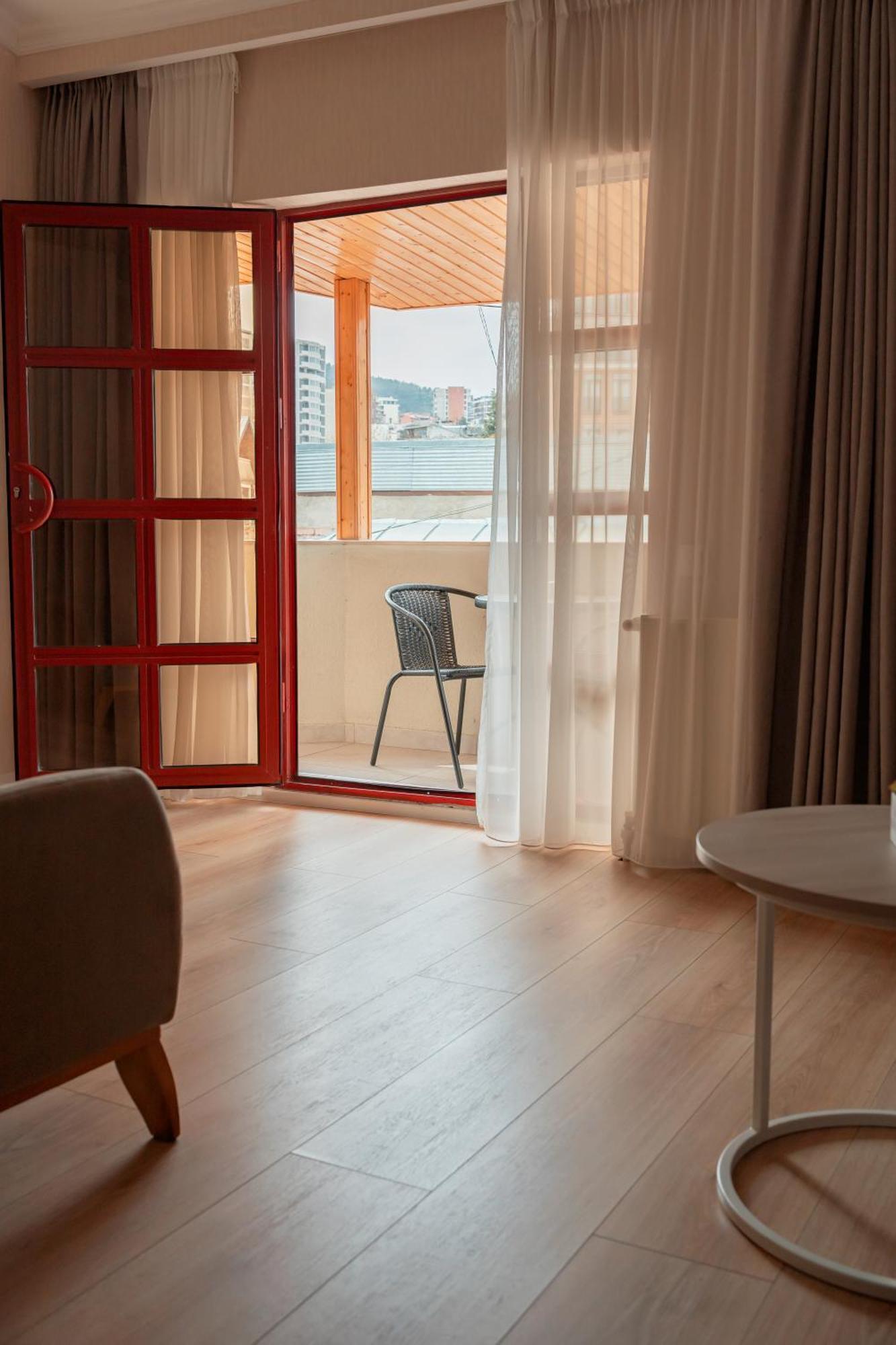 Hotel Well Inn Тбилиси Экстерьер фото