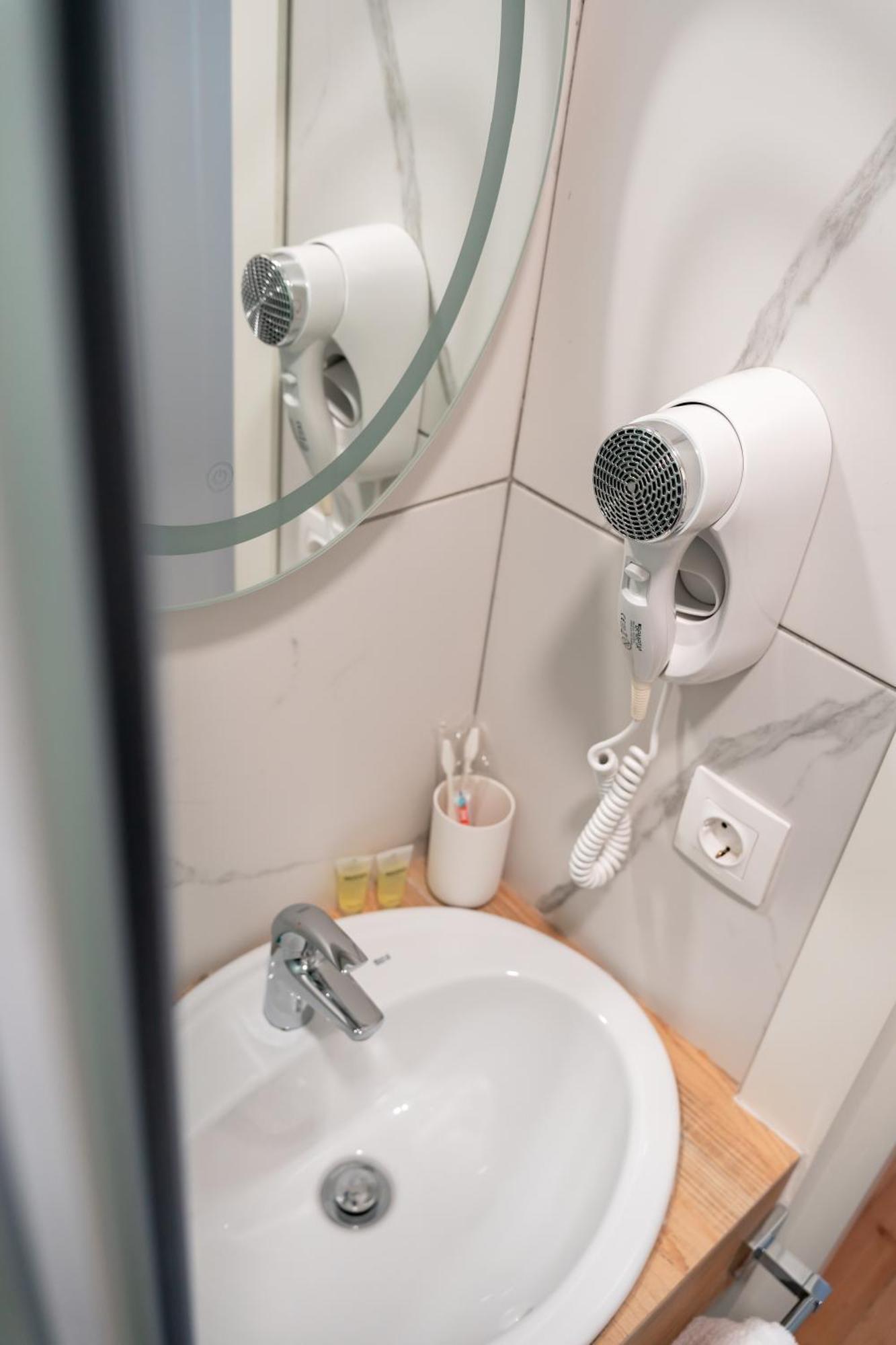 Hotel Well Inn Тбилиси Экстерьер фото